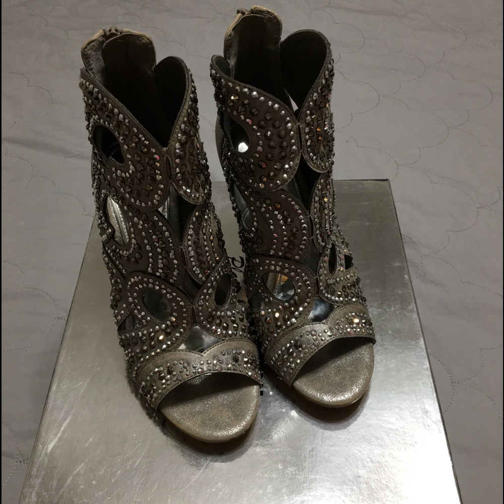 Gianni Bini Merilee Jeweled Peep Toe Stiletto. 7.5